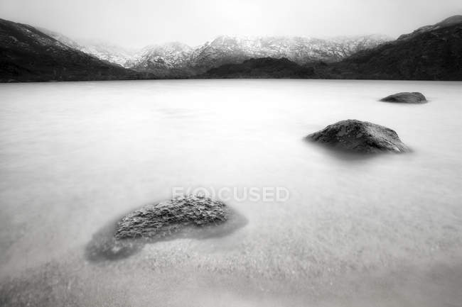 Spagna, Provincia di Zamora, Lago de Sanabria, Parco Naturale, lago ghiacciato — Foto stock