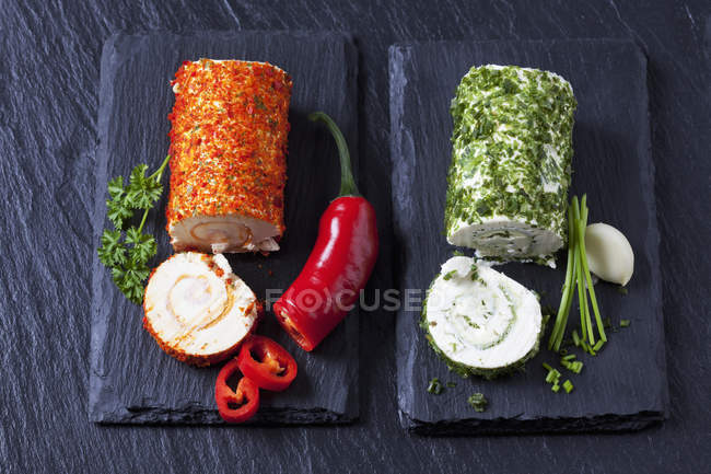 Rotolo di crema di formaggio con erba cipollina, aglio e paprica e peperoncino — Foto stock