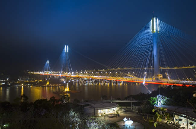 China, Hong Kong, vista del puente sobre el agua por la noche - foto de stock
