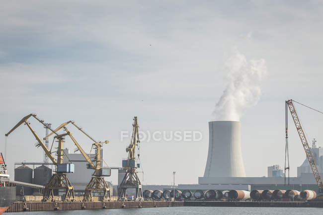 Germania, Warnemuende, Porto di Rostock, gru e centrale elettrica, torre di raffreddamento — Foto stock