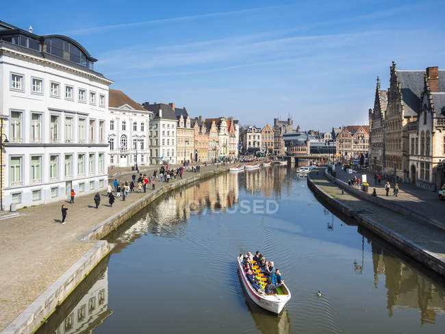 Belgium, East Flanders, Ghent, Old town, Graslei and Korenlei, Tourboat on Leie river — Stock Photo