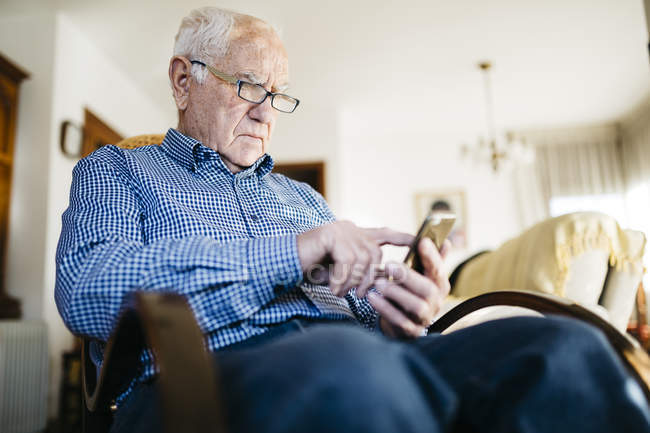Старший чоловік користується смартфоном. — Stock Photo