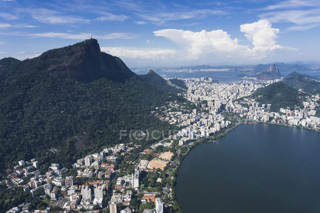 Бразилия, Вид с воздуха на Рио-де-Жанейро, гора Корковадо со статуей Христа Искупителя — стоковое фото