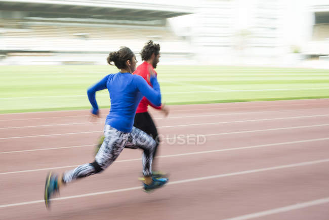 Athleten trainieren für Rennen im Stadion — Stockfoto