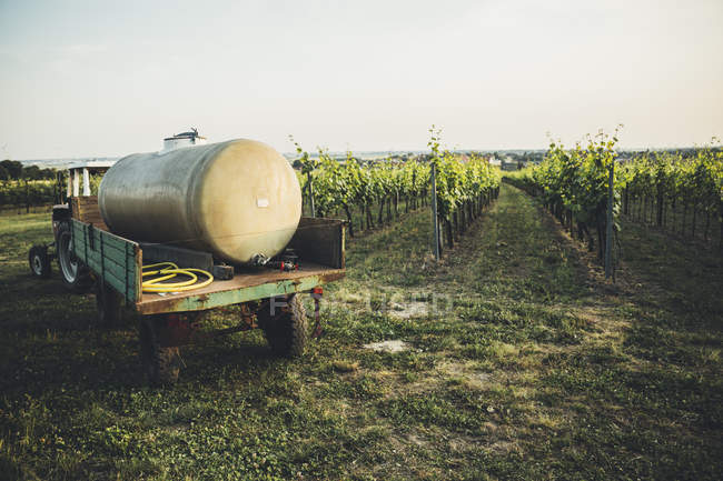 Австрия, Вайнфиртель, трактор с баком для парковки пестицидов на винограднике — стоковое фото