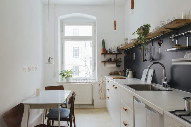 Cucina minimalista in colore bianco — Foto stock