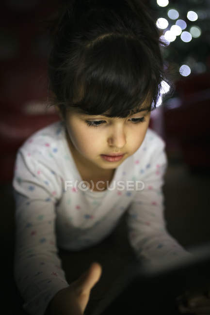 Kleines Mädchen nutzt digitales Tablet zu Hause in der Dunkelheit — Stockfoto