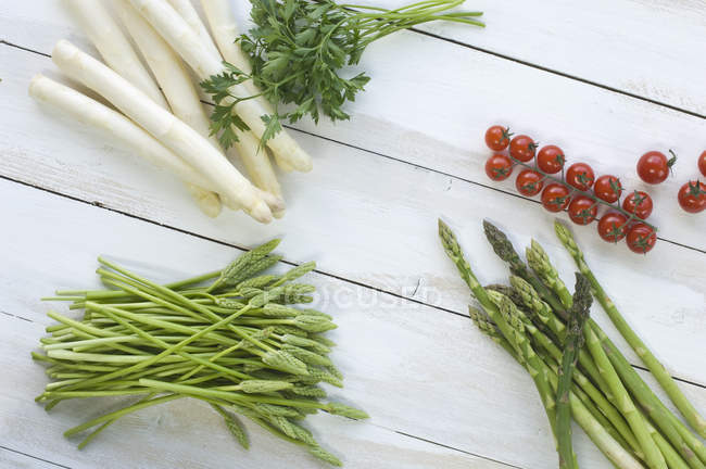White with green and wild asparagus — Stock Photo