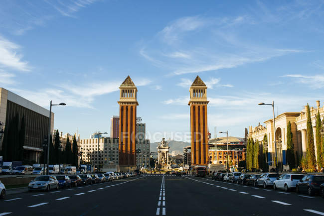 Espanha, Barcelona, vista para a Avenida Reina Maria Cristina com as torres venezianas em segundo plano — Fotografia de Stock