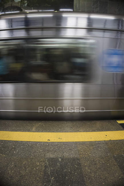 Brasilien, Rio de Janeiro, Gefahrenwarnsystem in einer Metrostation vor einer vorbeifahrenden U-Bahn — Stockfoto