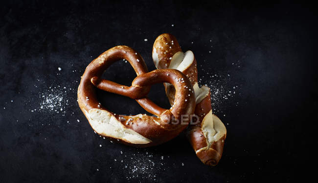 Pretzel e pretzel rolar em solo escuro — Fotografia de Stock