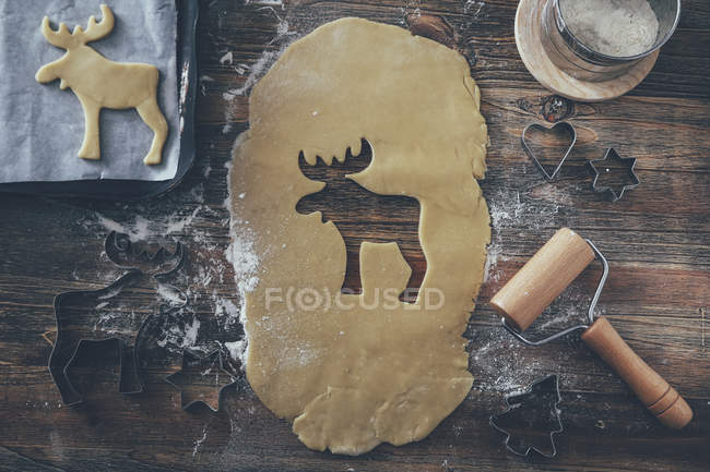 Weihnachtsbäckerei, Elchform im Teig mit Ausstecher, Nahaufnahme — Stockfoto