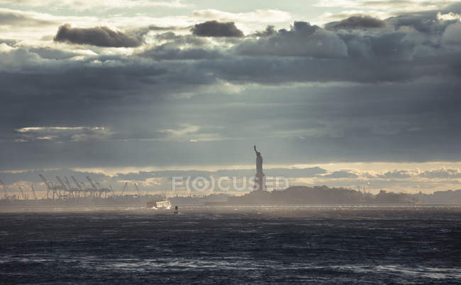 США, Нью-Йорк статуя свободи в хмари на заході сонця — стокове фото