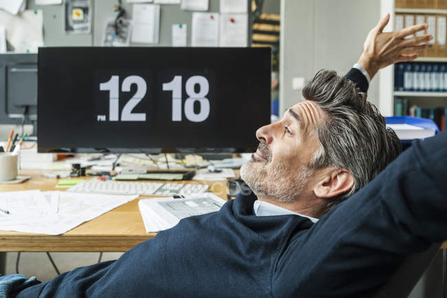 Hombre maduro tomando una siesta en la oficina - foto de stock