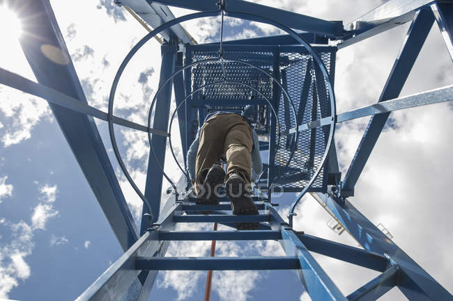 Escalada de los trabajadores en la grúa de construcción - foto de stock