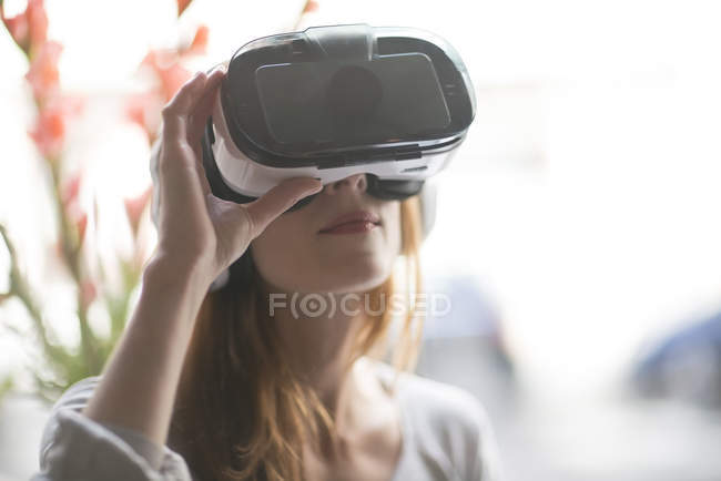 Frau mit Virtual-Reality-Brille und Kopfhörer — Stockfoto
