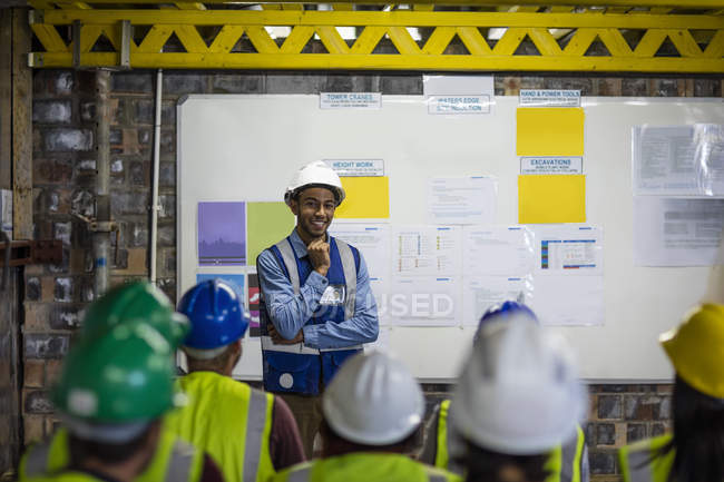 Construction engineers getting a safety briefing — Stock Photo