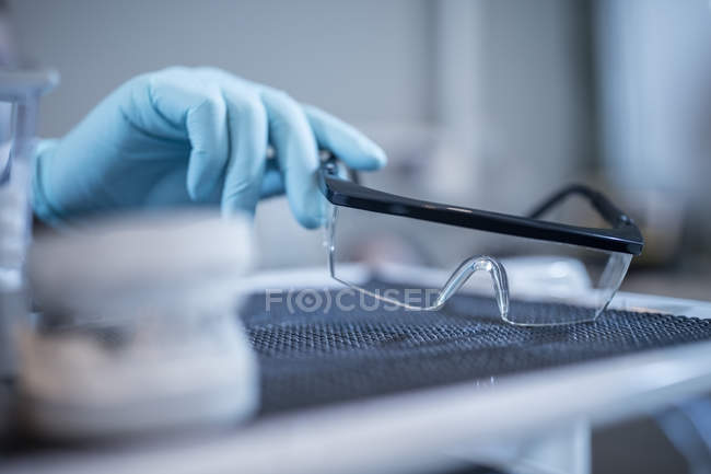 Dentista preparazione per il trattamento di prendere occhiali di sicurezza — Foto stock