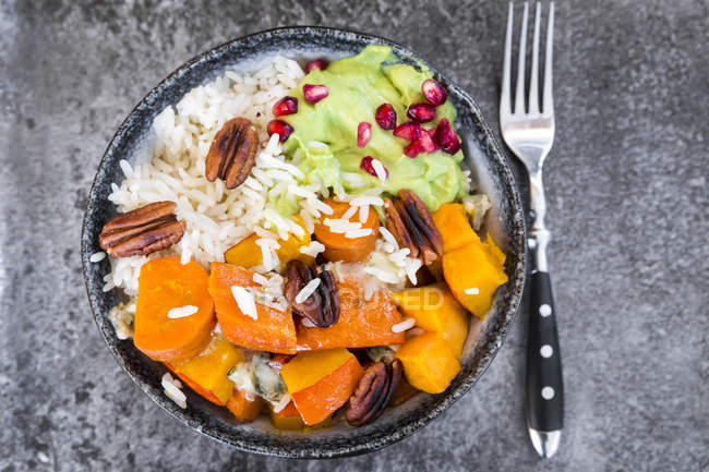 Bowl of autumnal salad with carrots, pumpkin, sweet potatoes, pecan, guacamole, pomegranate and rice — Stock Photo