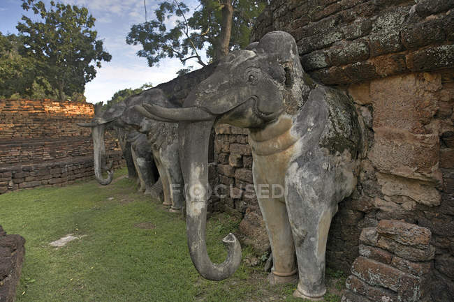 Tailândia, Kamphaeng Phet, Ruínas de Chakangrao, Parede com estátuas de elefantes, Património Mundial da UNESCO — Fotografia de Stock