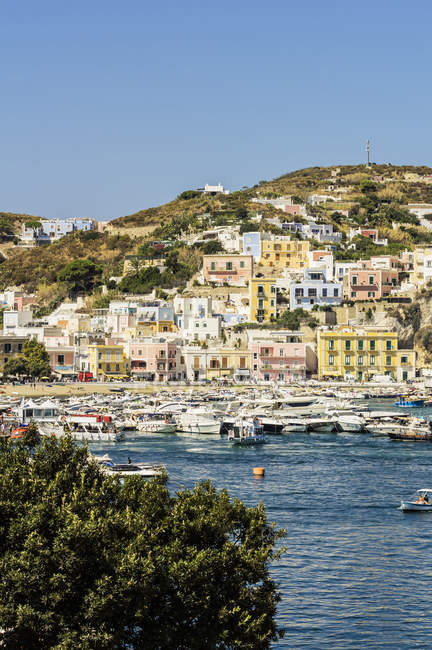 Italy, Pontine Islands, Ponza, Harbour and buildings on coast — Stock Photo