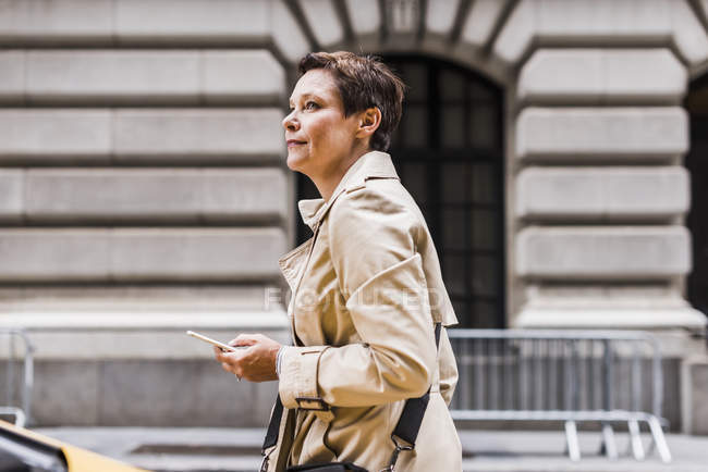 Femme marchant à Manhattan avec téléphone portable, New York City, USA — Photo de stock