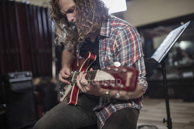 Довговолосий гітарист в студії звукозапису — стокове фото