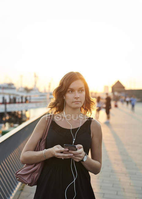 Germania, Giovane donna con smart phone esplorare Amburgo — Foto stock