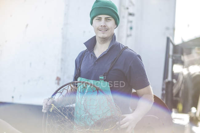 Pescatore caucasico professionista che lavora su pescherecci da traino — Foto stock