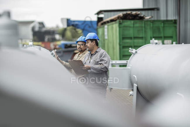 Працівники заводу перевірка горизонтальні реторти — стокове фото