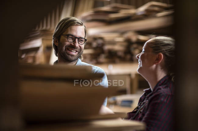 Mann und Frau arbeiten gemeinsam in der Holzverarbeitung — Stockfoto