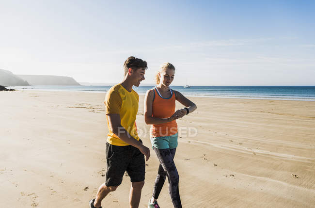 Young couple walking on the beach, france, crozon peninsula — Stock Photo
