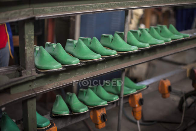 Обувь на полке в мастерской сапожника — стоковое фото