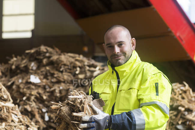 Портрет работника, стоящего на свалке по переработке древесины — стоковое фото