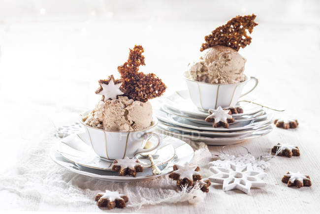 Tazas de té de helado estrella de canela con nueces caramelizadas - foto de stock