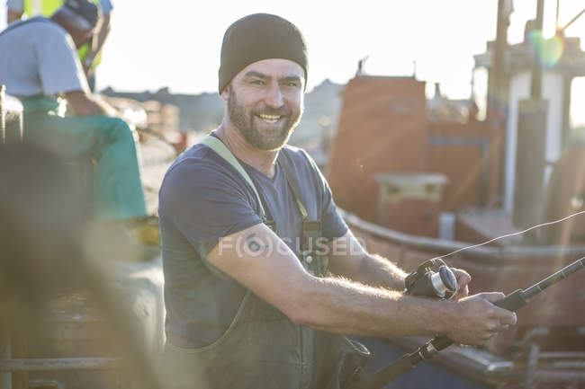 Pescadores caucásicos profesionales que trabajan con arrastreros - foto de stock