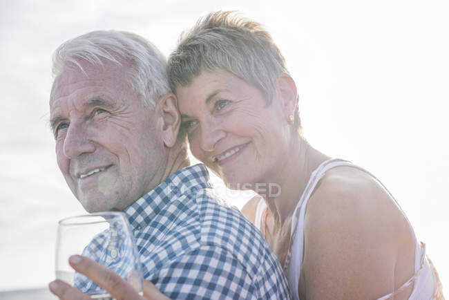 Affettuosa coppia che beve all'aperto — Foto stock