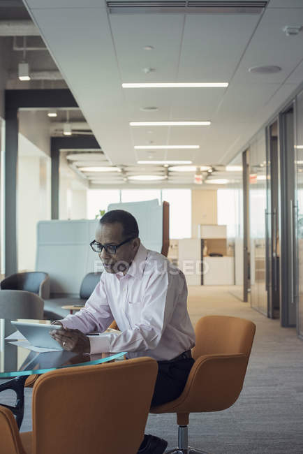 Geschäftsmann nutzt digitales Tablet allein im Büro — Stockfoto