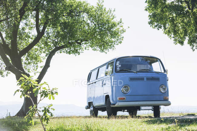 Italy, Lake Garda, camping bus at lakeshore — Stock Photo