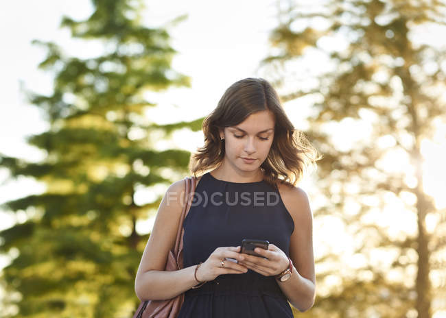 Giovane donna con smart phone esplorare Amburgo — Foto stock