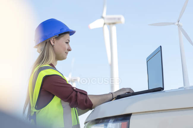 Ingenieurin arbeitet mit Laptop an Windpark — Stockfoto
