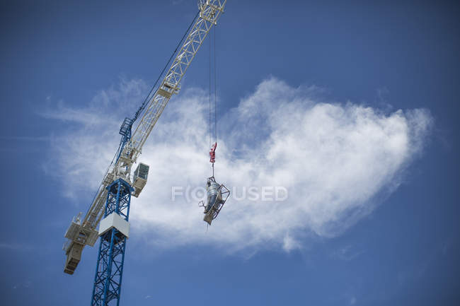 Guindaste de construção em movimento lote de concreto — Fotografia de Stock