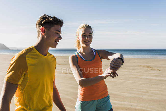 Junges paar am strand, französisch, crozon peninsula — Stockfoto