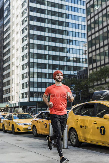 EUA, Nova York, homem correndo em Manhattan — Fotografia de Stock