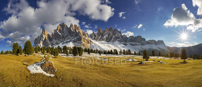 Italia, Tirol del Sur, grupo Geisler al atardecer - foto de stock