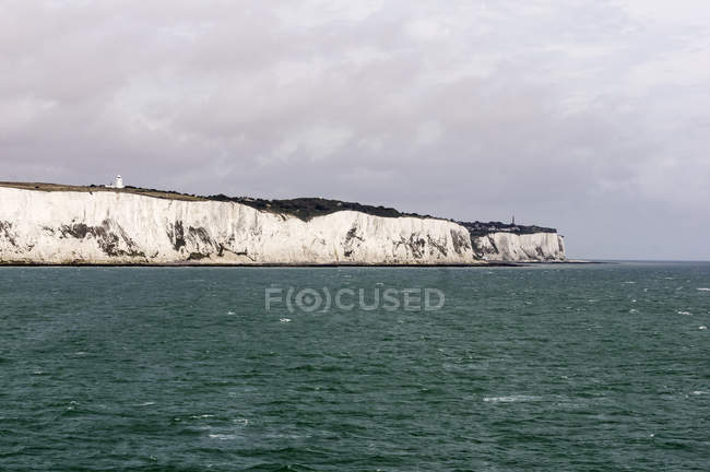Великобритания, Дувр, вид с Ла-Манша на скалы Халк — стоковое фото