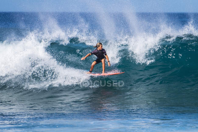 Adolescente ragazzo surf sulle onde in mare — Foto stock
