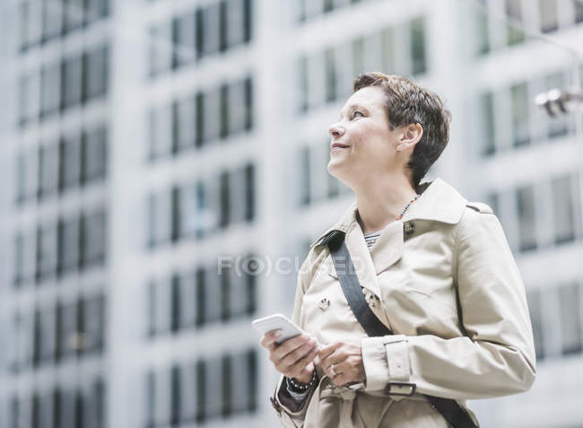Усміхається жінка на Манхеттені з мобільного телефону, Нью-Йорк, США — стокове фото