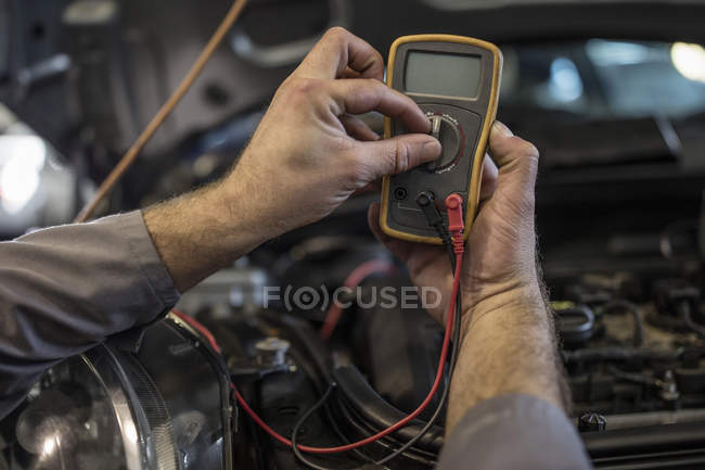 Gros plan du mécanicien automobile dans un atelier utilisant un équipement de diagnostic — Photo de stock