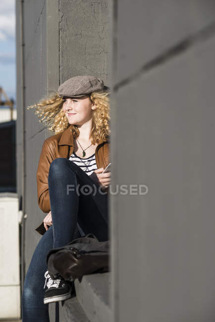 Улыбающаяся девушка-подросток отдыхает на открытом воздухе — стоковое фото